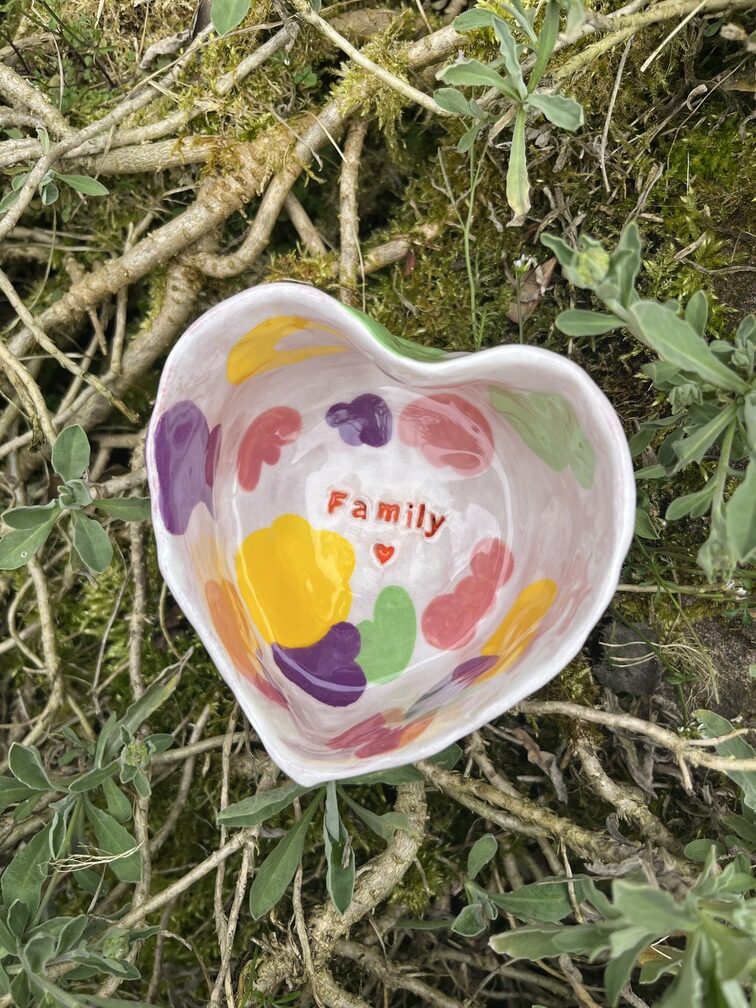 Tasse artisanale en forme de cœur "Love Family"