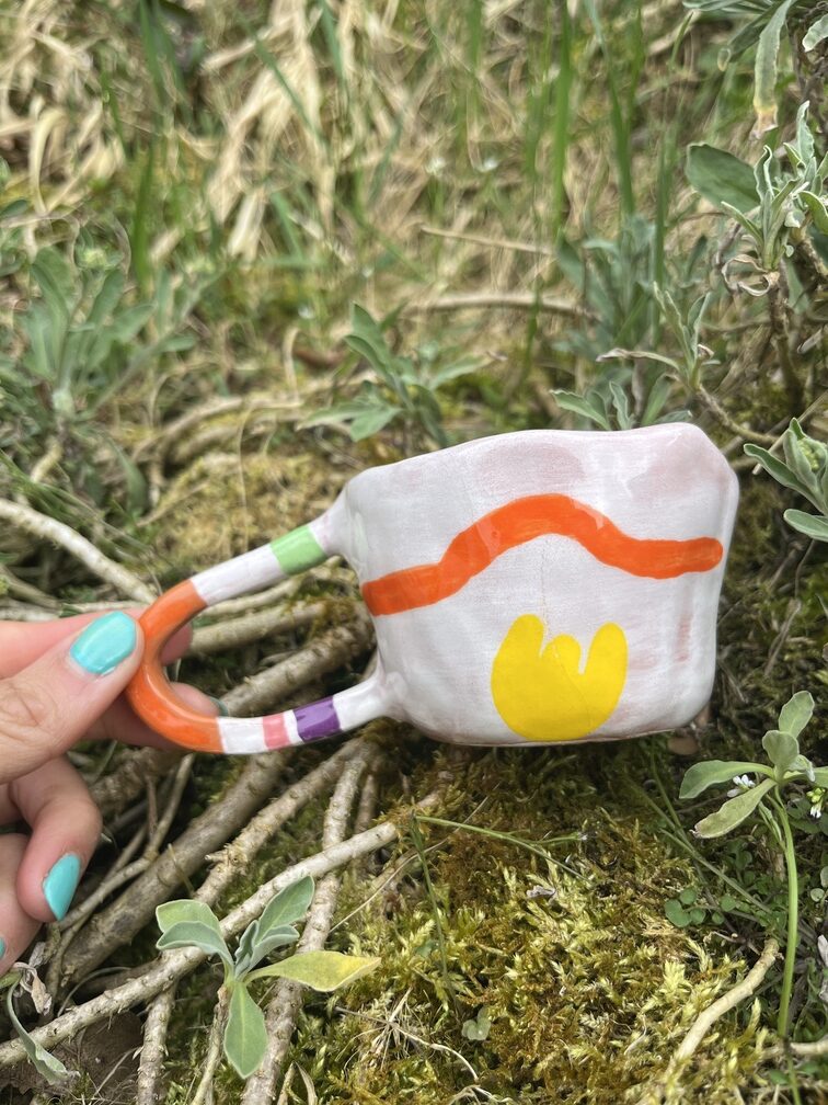 Petite tasse artisanale multicolore formes organiques et graphiques – Image 4