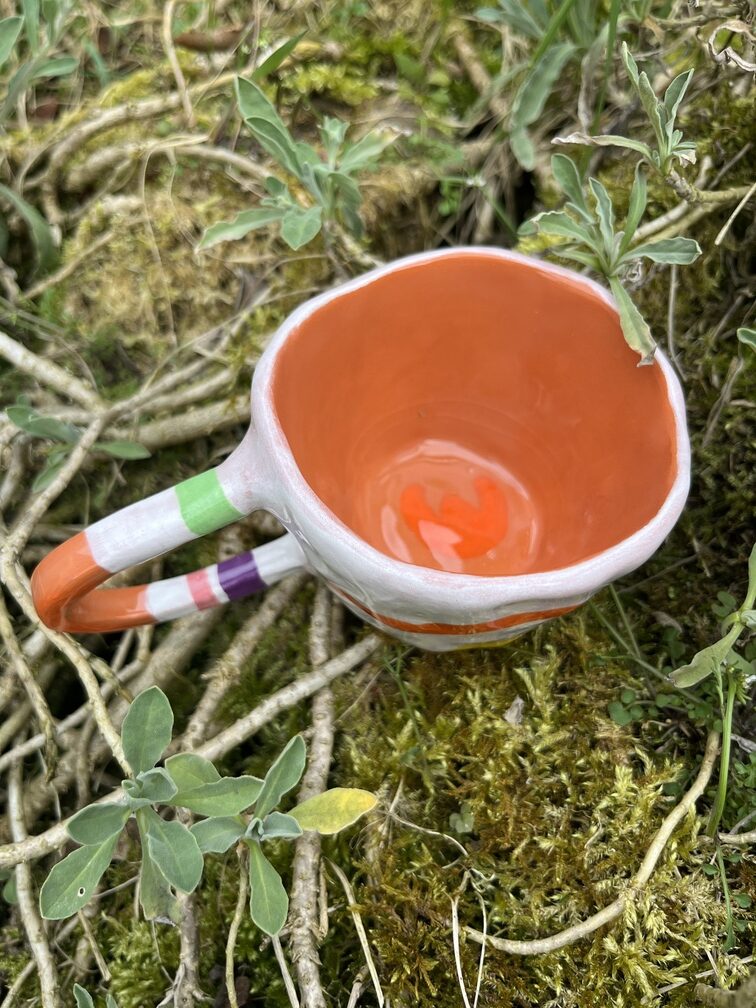 Petite tasse artisanale multicolore formes organiques et graphiques – Image 3