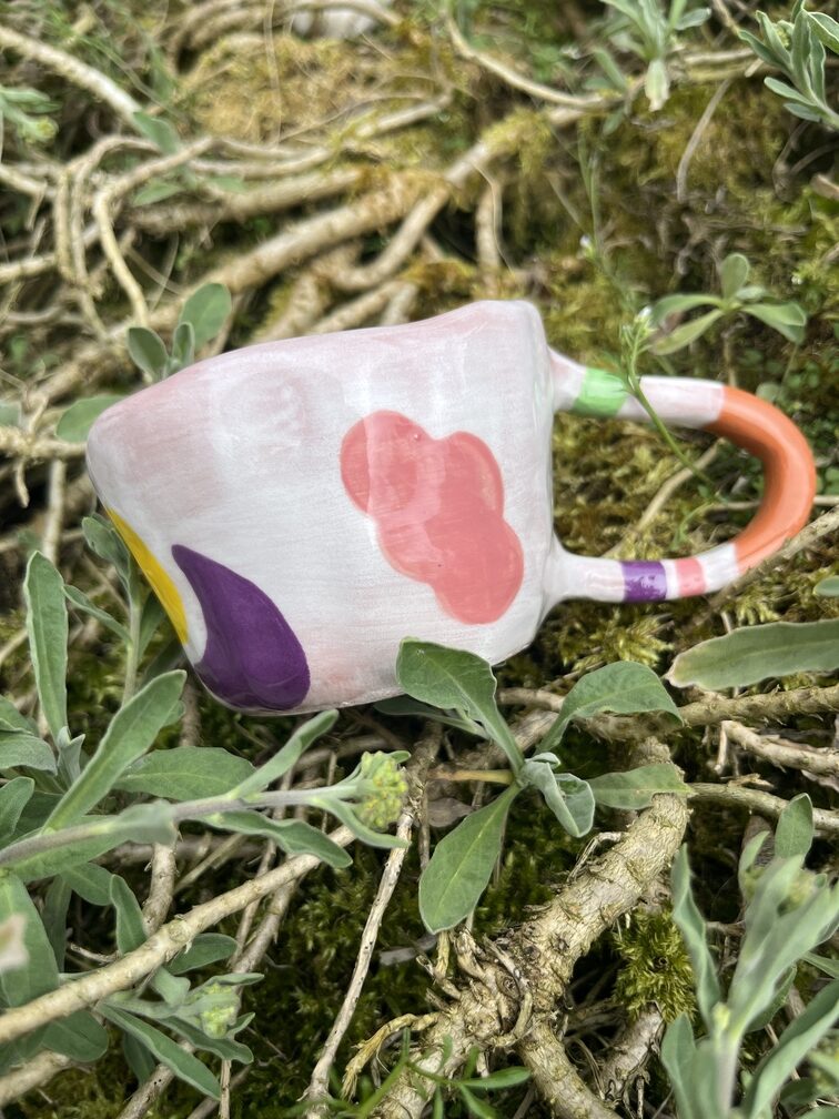 Petite tasse artisanale multicolore formes organiques et graphiques – Image 2