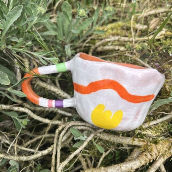 Petite tasse artisanale multicolore formes organiques et graphiques