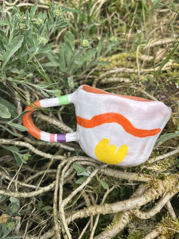 Petite tasse artisanale multicolore formes organiques et graphiques