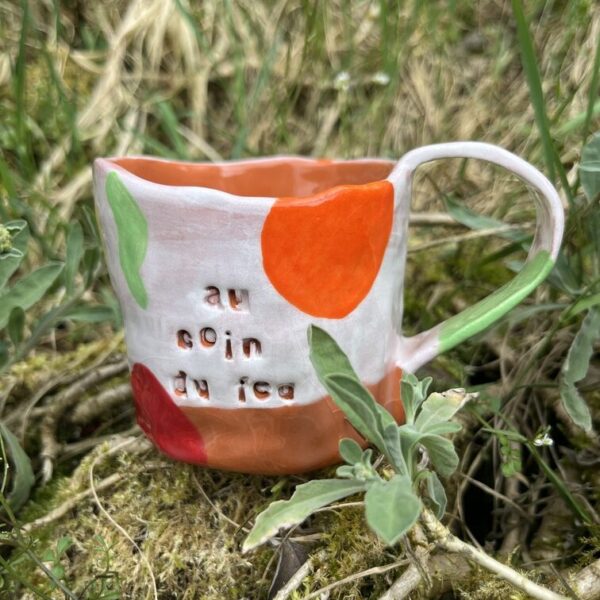 Grande tasse artisanale "Au coin du feu" multicolore