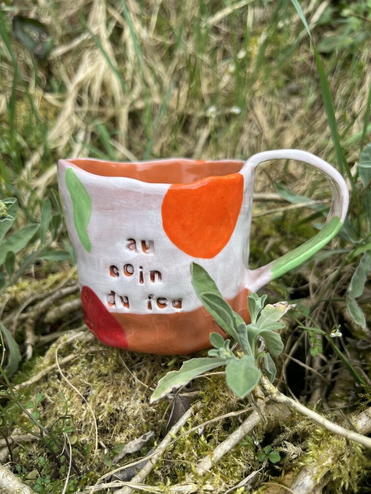 Grande tasse artisanale "Au coin du feu" multicolore