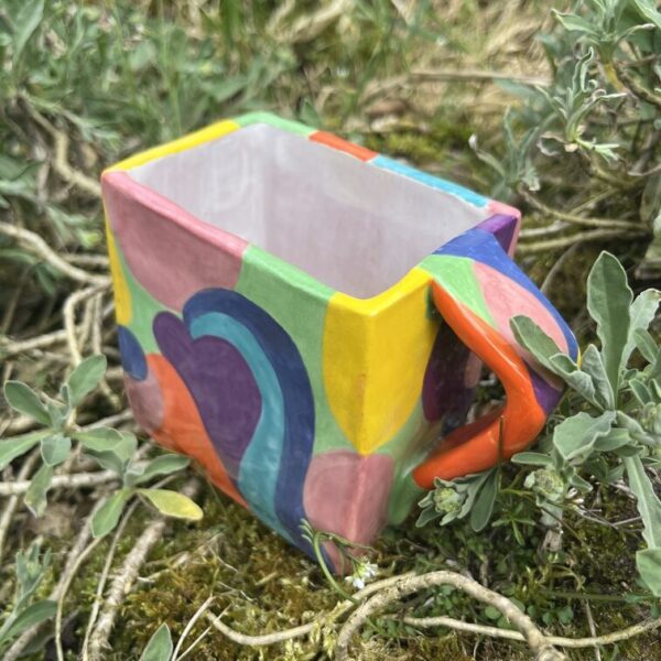 Tasse rectangulaire artisanal multicolore graphique