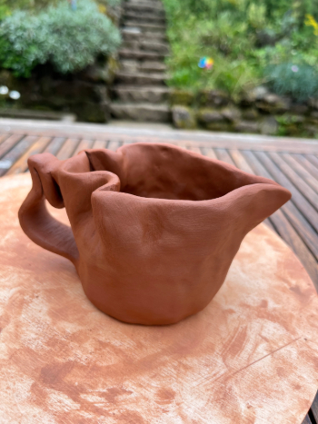 Montrer un exemple de pièce réalisée lors d'un atelier céramique création d'une tasse ou petit bol en faïence