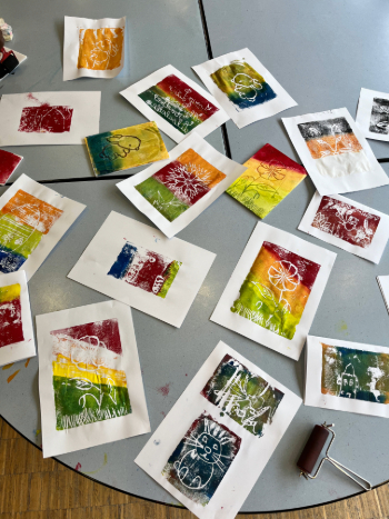 Exemples d'impressions réalisées par des enfants lors d'un atelier d'initiation à la linogravure.