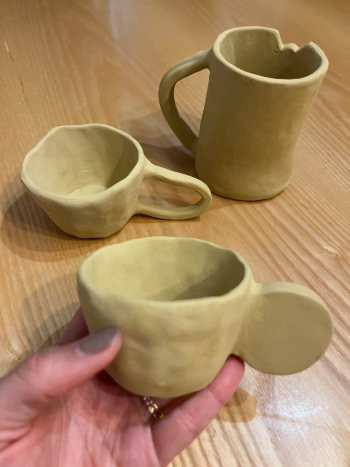 Exemples de modèles de tasses artisanales et uniques à décorer et personnaliser lors de nos ateliers