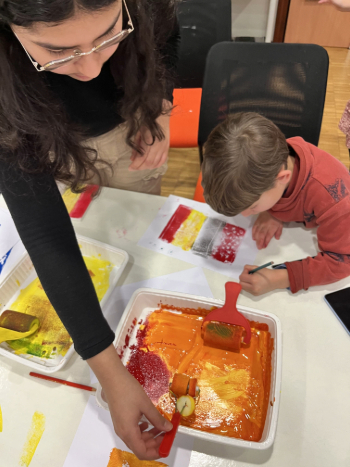 Déroulement d'un atelier d'initiation à la linogravure pour enfants avec des outils adaptés. Ici l'une des dernières étapes: l'impression avec des encres ou peintures.