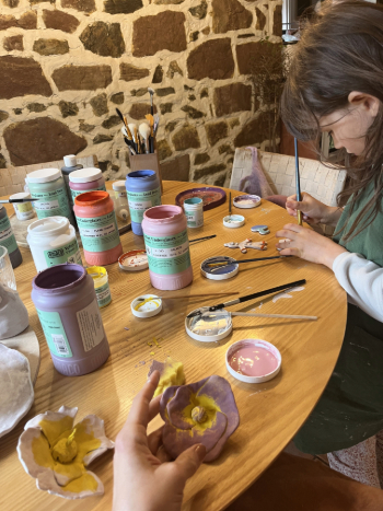 Exemple de décoration possible des objets céramiques modelés, avec des engobes colorés, lors des ateliers proposés par l'atelier "Retour à la joie"