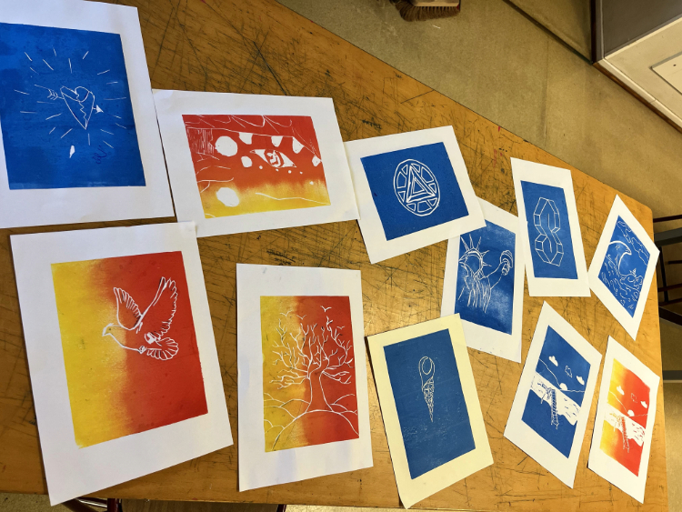 Photo d'impressions réalisées en linogravures par des adolescents et des adultes