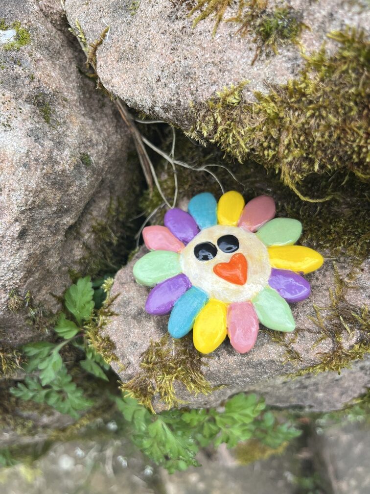 Décoration murale soleil multicolore artisanale – Image 3