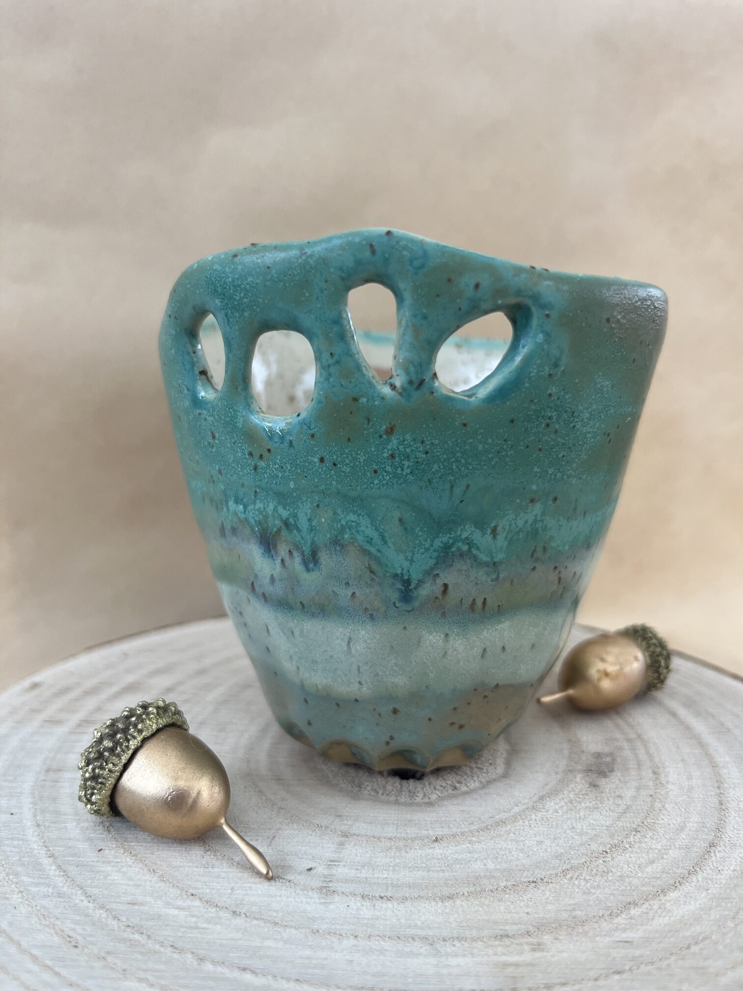 Jolie tasse en grés vert où l'on voit tous les détails d'émaux en cascade subtil et poétique