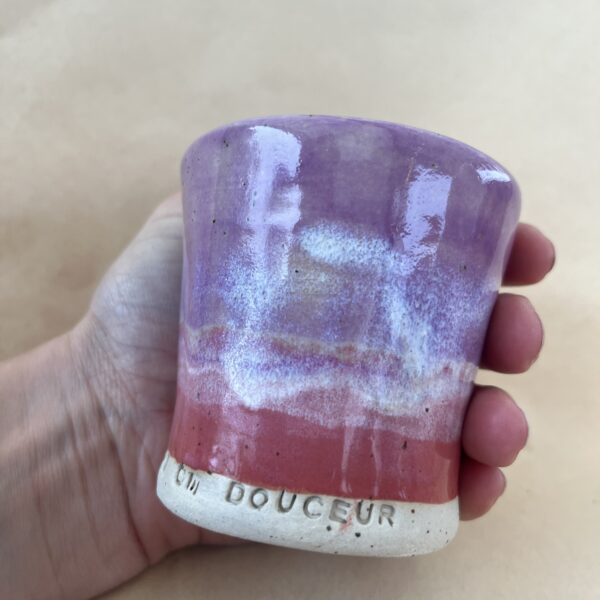 tasse sans anse dan la main pour connaitre les dimensions et le volume de ce contenant à usage quotidien