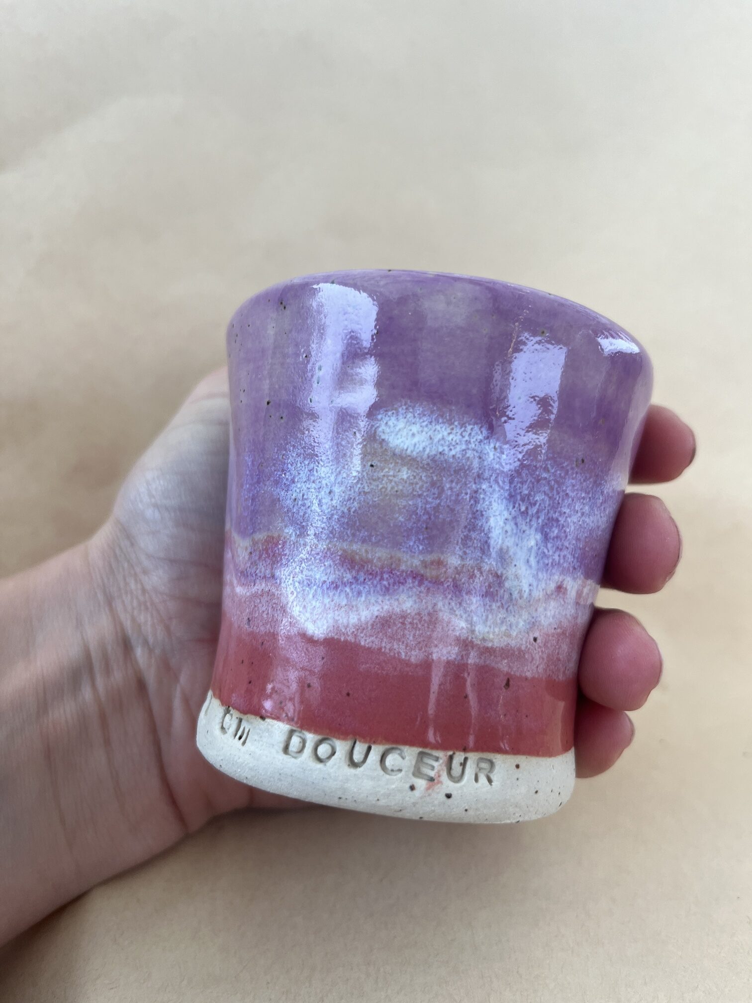 tasse sans anse dan la main pour connaitre les dimensions et le volume de ce contenant à usage quotidien
