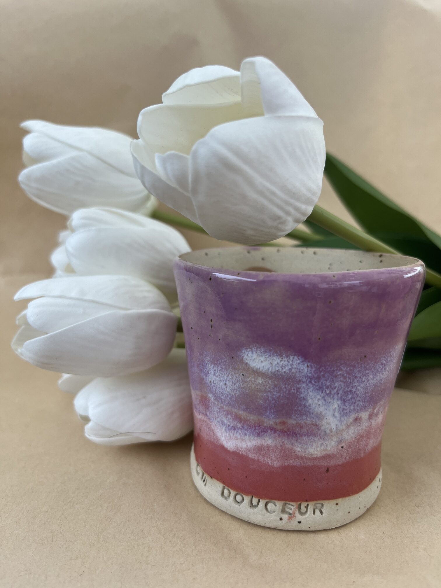 Tasse sans anse en grès – Cascade d’émaux rose & violet, gravure “Une tasse de douceur” – Image 2