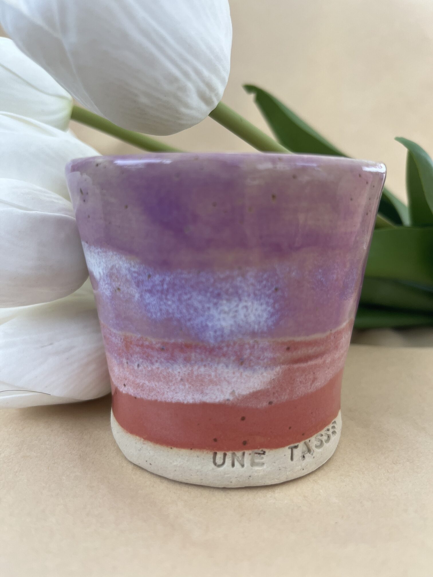 Tasse sans anse en grès – Cascade d’émaux rose & violet, gravure “Une tasse de douceur” – Image 3