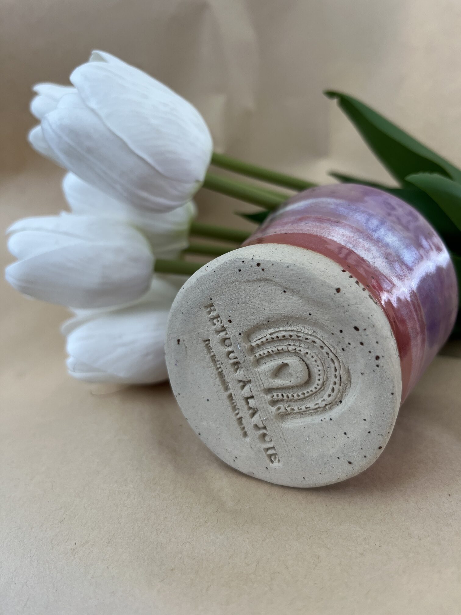 Tasse sans anse en grès – Cascade d’émaux rose & violet, gravure “Une tasse de douceur” – Image 4